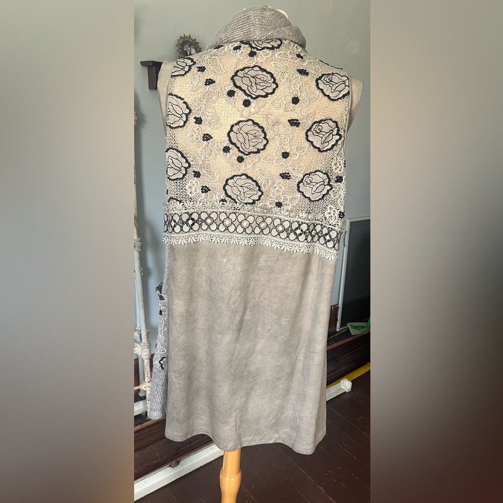 NEW Vintage brand Gray Women's sleeveless Cardigan with Black Embroidery - Picture 4 of 6